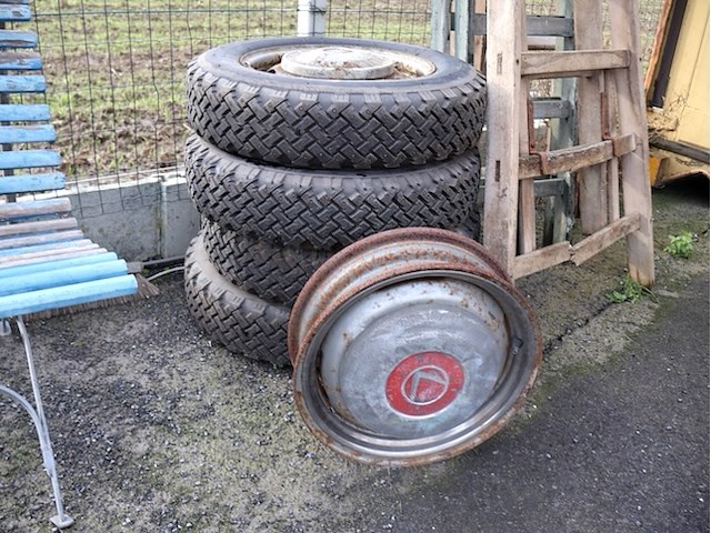 Vintage volvo spijkerbanden - afbeelding 2 van  6