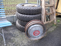 Vintage volvo spijkerbanden - afbeelding 2 van  6