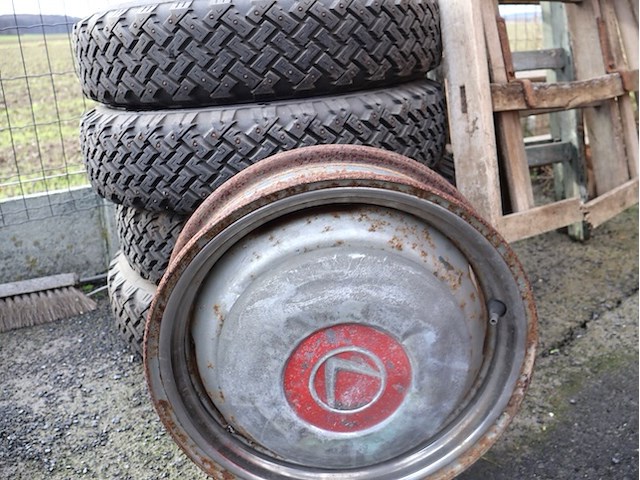 Vintage volvo spijkerbanden - afbeelding 5 van  6