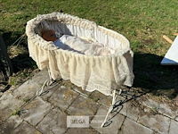 Vintage wieg met pop - afbeelding 1 van  3