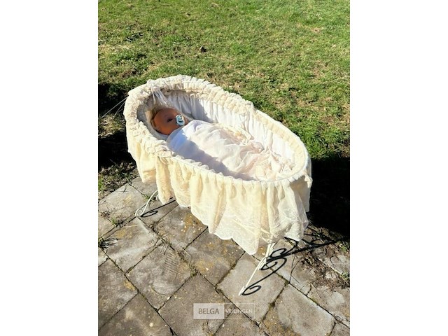 Vintage wieg met pop - afbeelding 2 van  3