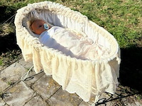 Vintage wieg met pop - afbeelding 2 van  3