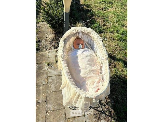 Vintage wieg met pop - afbeelding 3 van  3