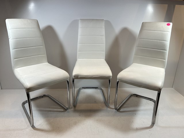 Vintage witte stoelen - afbeelding 1 van  2