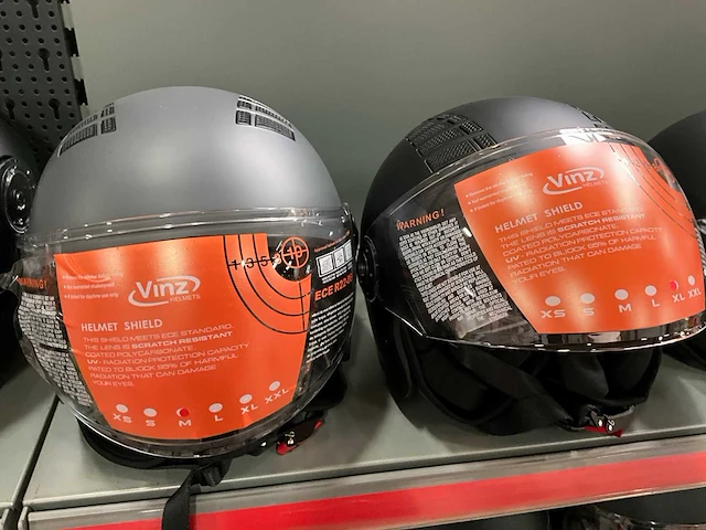 Vinz diverse modellen en maten motorhelmen (4x) - afbeelding 2 van  5
