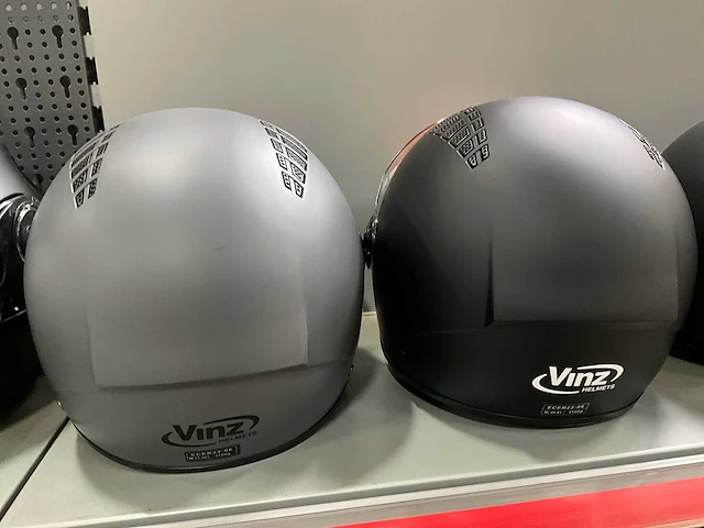 Vinz diverse modellen en maten motorhelmen (4x) - afbeelding 4 van  5