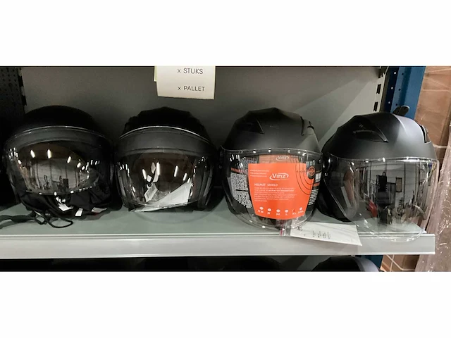 Vinz diverse modellen en maten motorhelmen (4x) - afbeelding 1 van  6