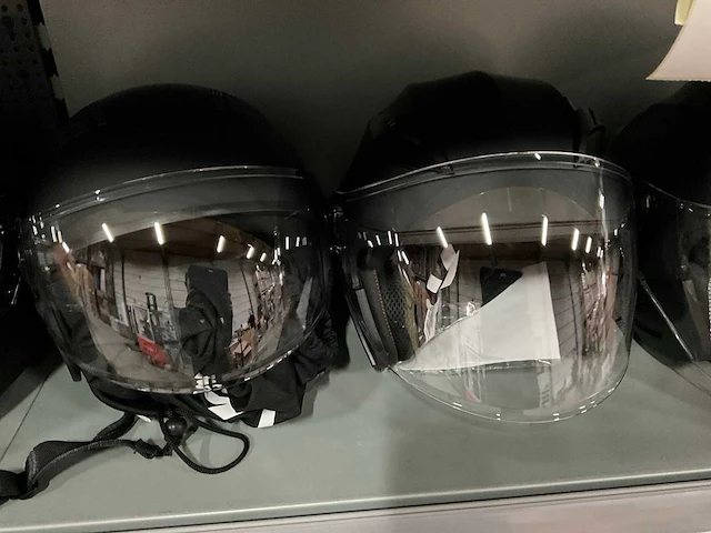 Vinz diverse modellen en maten motorhelmen (4x) - afbeelding 2 van  6