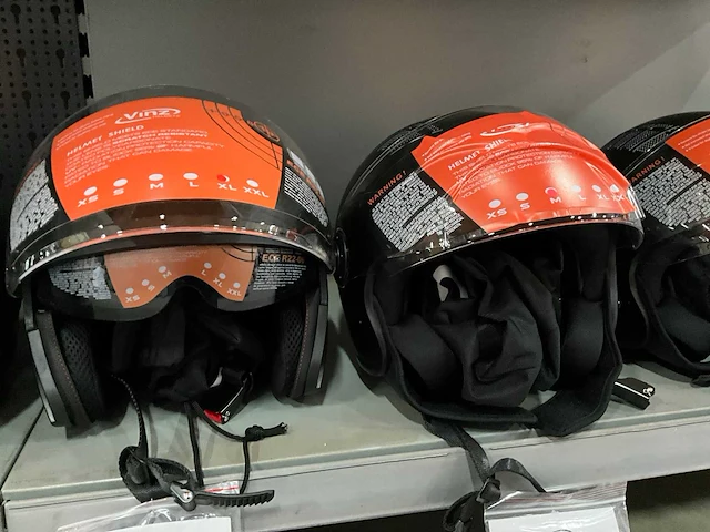 Vinz diverse modellen en maten motorhelmen (4x) - afbeelding 2 van  8