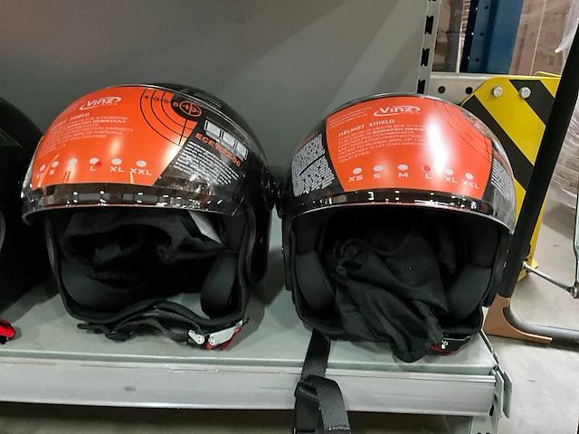 Vinz diverse modellen en maten motorhelmen (4x) - afbeelding 4 van  8