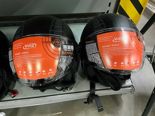 Vinz diverse modellen en maten motorhelmen (4x) - afbeelding 5 van  8