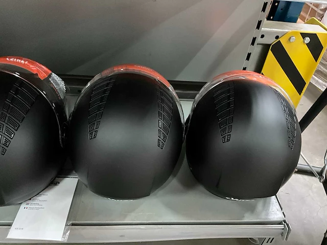 Vinz diverse modellen en maten motorhelmen (4x) - afbeelding 7 van  8