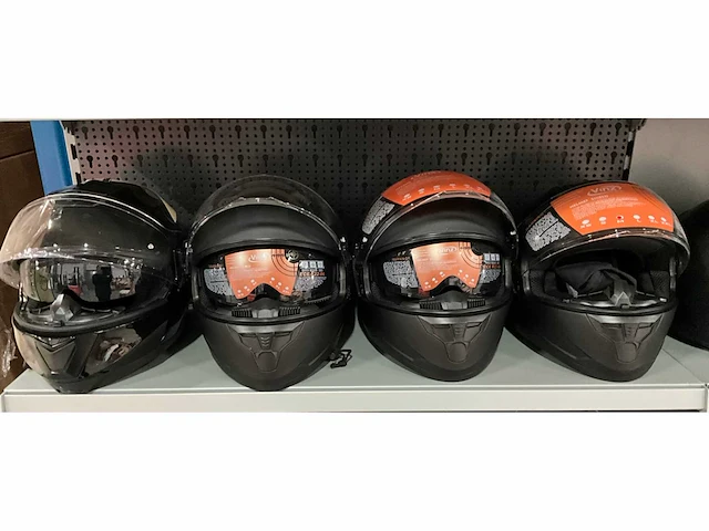 Vinz diverse modellen en maten motorhelmen (4x) - afbeelding 1 van  8
