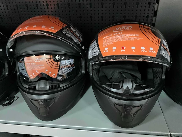 Vinz diverse modellen en maten motorhelmen (4x) - afbeelding 3 van  8