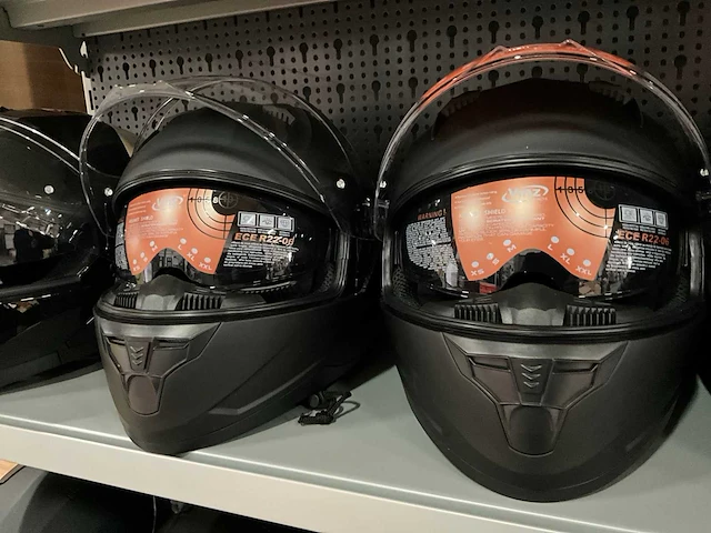 Vinz diverse modellen en maten motorhelmen (4x) - afbeelding 4 van  8