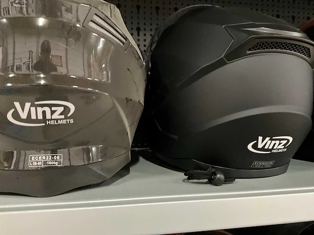 Vinz diverse modellen en maten motorhelmen (4x) - afbeelding 6 van  8