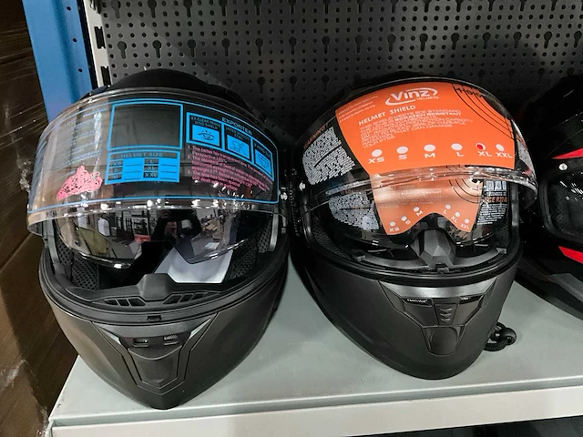 Vinz diverse modellen en maten motorhelmen (4x) - afbeelding 2 van  7