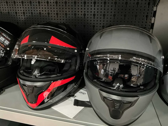 Vinz diverse modellen en maten motorhelmen (4x) - afbeelding 3 van  7