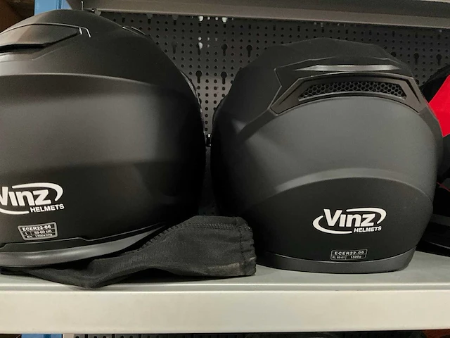 Vinz diverse modellen en maten motorhelmen (4x) - afbeelding 7 van  7