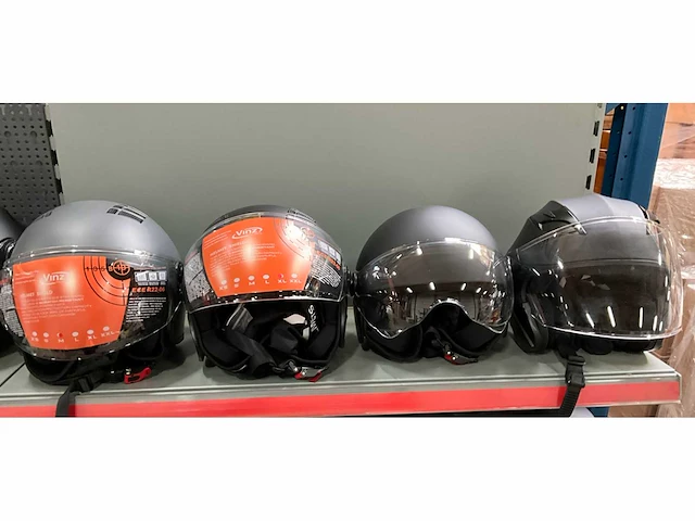 Vinz diverse modellen en maten motorhelmen (4x) - afbeelding 1 van  5