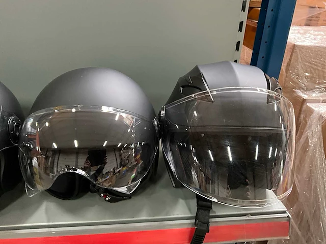 Vinz diverse modellen en maten motorhelmen (4x) - afbeelding 3 van  5