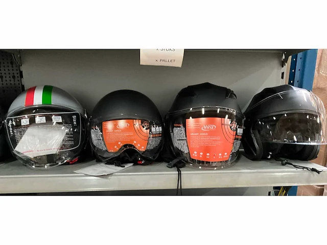 Vinz diverse modellen en maten motorhelmen (4x) - afbeelding 1 van  6