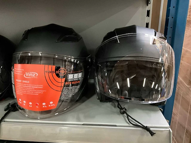 Vinz diverse modellen en maten motorhelmen (4x) - afbeelding 3 van  6