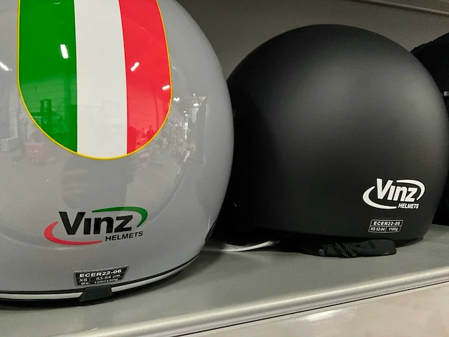 Vinz diverse modellen en maten motorhelmen (4x) - afbeelding 6 van  6
