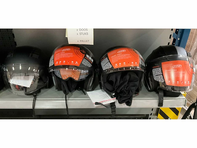 Vinz diverse modellen en maten motorhelmen (4x) - afbeelding 1 van  7