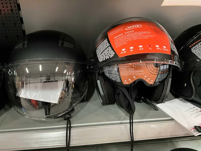Vinz diverse modellen en maten motorhelmen (4x) - afbeelding 2 van  7