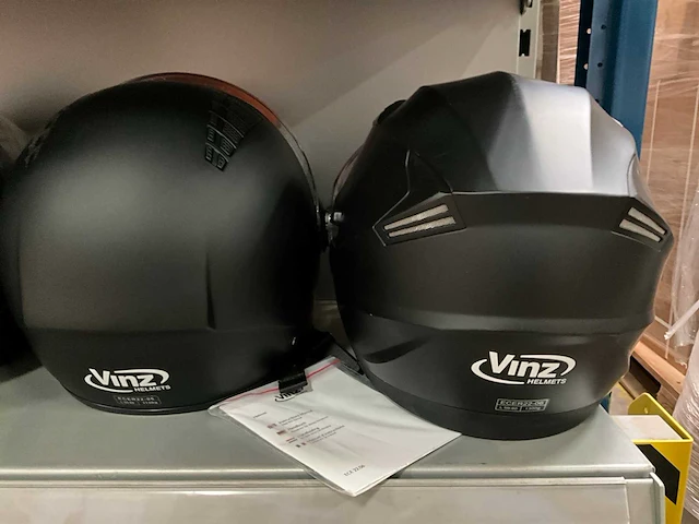 Vinz diverse modellen en maten motorhelmen (4x) - afbeelding 5 van  7