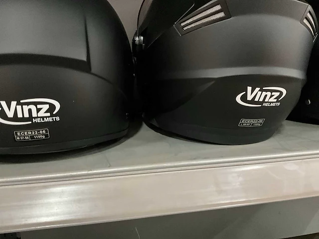 Vinz diverse modellen en maten motorhelmen (4x) - afbeelding 6 van  7
