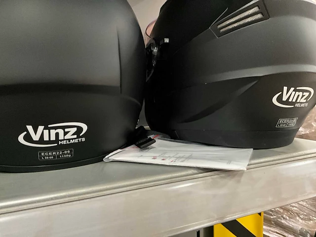 Vinz diverse modellen en maten motorhelmen (4x) - afbeelding 7 van  7