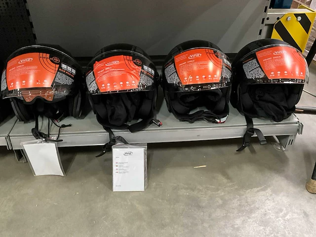 Vinz diverse modellen en maten motorhelmen (4x) - afbeelding 1 van  8