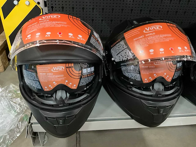 Vinz diverse modellen en maten motorhelmen (4x) - afbeelding 2 van  8