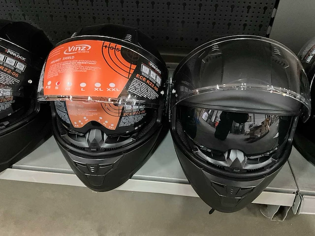 Vinz diverse modellen en maten motorhelmen (4x) - afbeelding 3 van  8