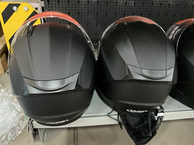 Vinz diverse modellen en maten motorhelmen (4x) - afbeelding 5 van  8