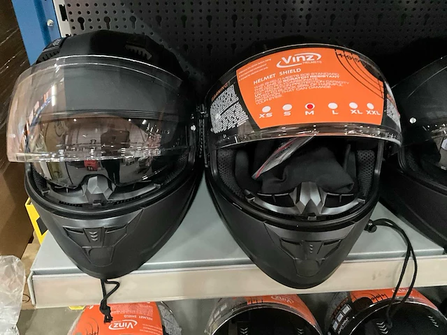 Vinz diverse modellen en maten motorhelmen (4x) - afbeelding 3 van  6