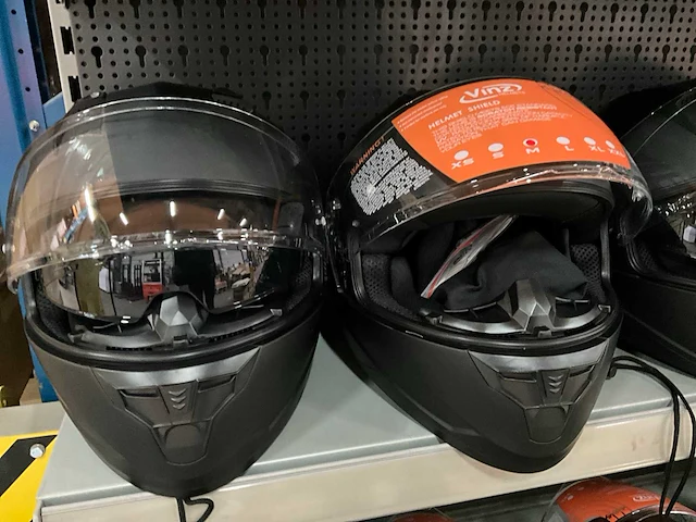Vinz diverse modellen en maten motorhelmen (4x) - afbeelding 5 van  6