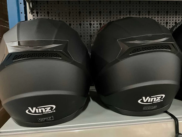 Vinz diverse modellen en maten motorhelmen (4x) - afbeelding 1 van  6