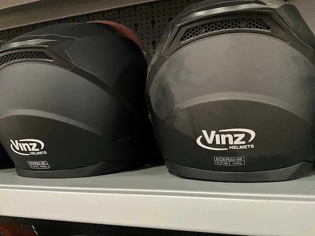 Vinz diverse modellen en maten motorhelmen (4x) - afbeelding 7 van  8
