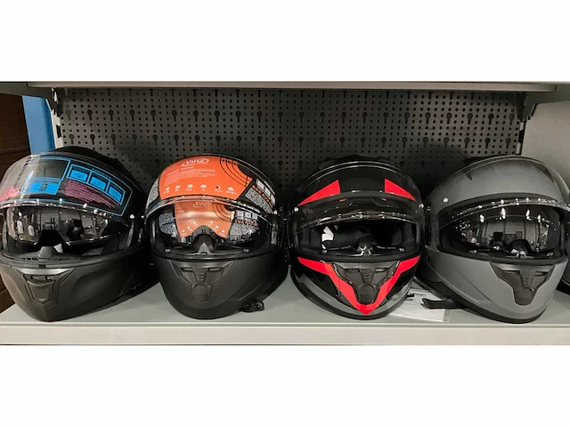 Vinz diverse modellen en maten motorhelmen (4x) - afbeelding 1 van  7