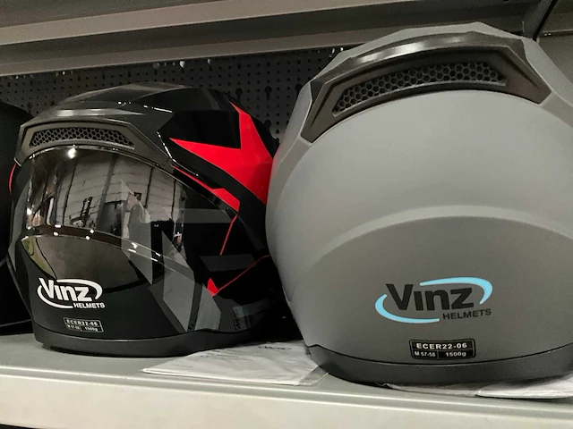 Vinz diverse modellen en maten motorhelmen (4x) - afbeelding 5 van  7