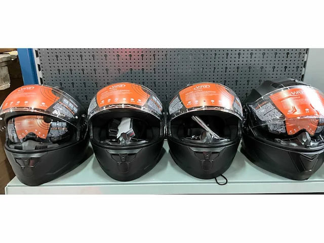 Vinz diverse modellen en maten motorhelmen (4x) - afbeelding 2 van  8