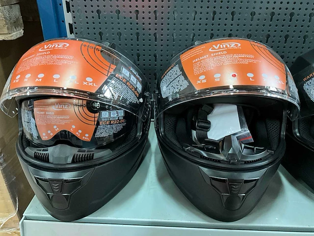 Vinz diverse modellen en maten motorhelmen (4x) - afbeelding 3 van  8