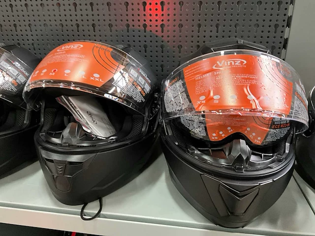 Vinz diverse modellen en maten motorhelmen (4x) - afbeelding 1 van  8