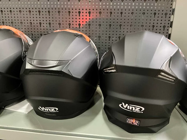 Vinz diverse modellen en maten motorhelmen (4x) - afbeelding 6 van  8