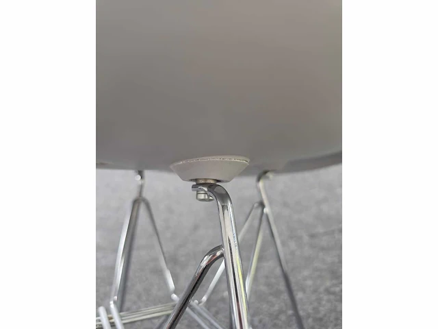 Vitra - eames - grote set designstoelen - kantinestoel - afbeelding 8 van  8