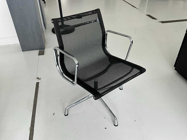 Vitra eames design stoel - afbeelding 1 van  4