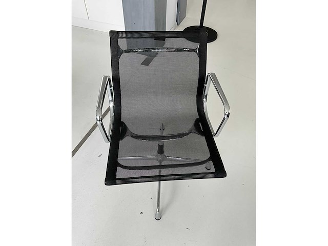 Vitra eames design stoel - afbeelding 2 van  4
